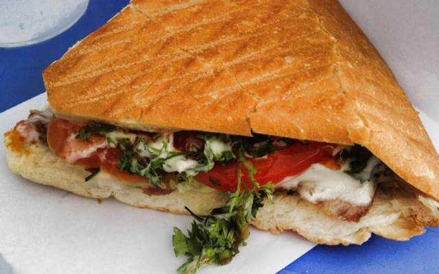 Ăn vặt Bình Còi - Bánh Mì & Trà Sữa