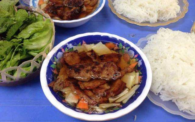 Ăn vặt Bún Chả - Trường THPT Lê Quý Đôn