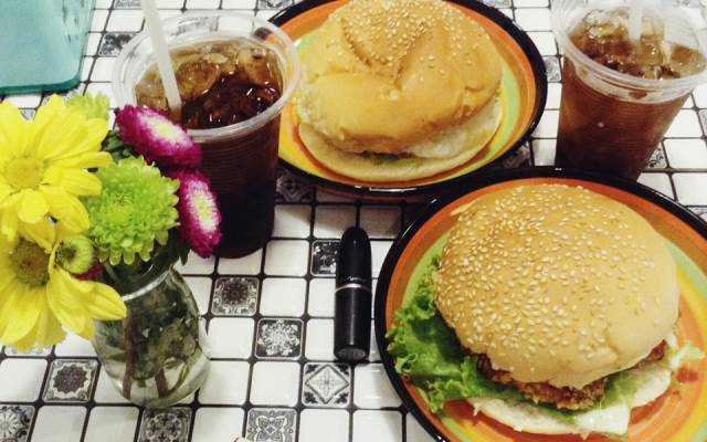 Ăn vặt Burger Việt - Cách Mạng Tháng 8