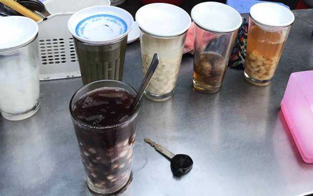 Ăn vặt Chè Bà Già - Chợ Hạ Long 1