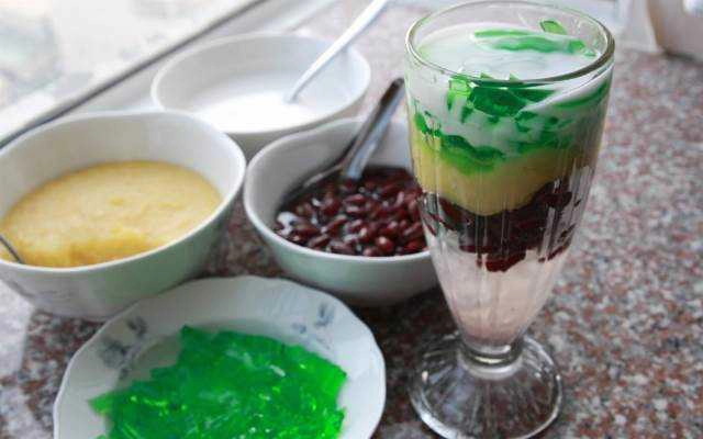 Ăn vặt Chè Ba Màu - Nguyễn Phi Khanh