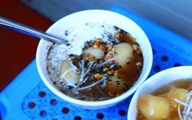 Ăn vặt Chè Cô Hoa - Bánh Trôi Tàu & Chè Sắn Nóng