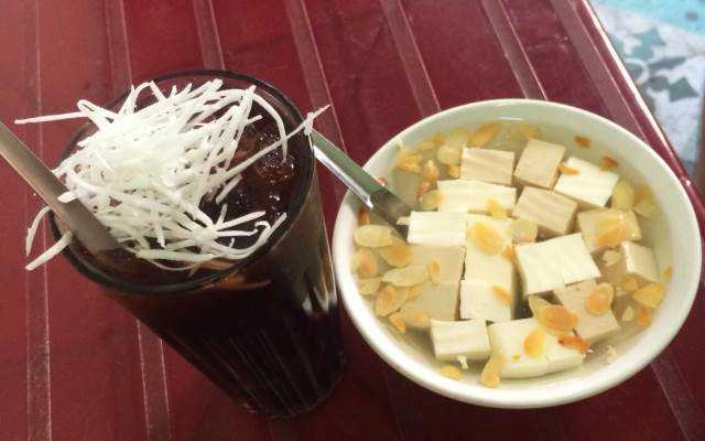Ăn vặt Chè Khúc Bạch & Bánh Gối