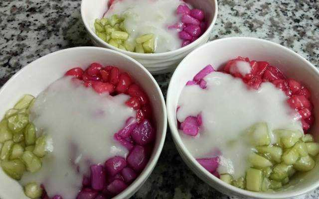 Ăn vặt Cô Khâm - Chè Củ Năng Lá Dứa