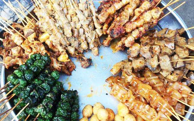 Ăn vặt Cô Liên - Xiên Que Ngô Quyền