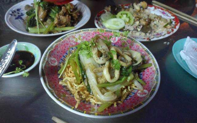 Ăn vặt Cơm Bình Dân Hồng Ký - Võ Văn Ngân