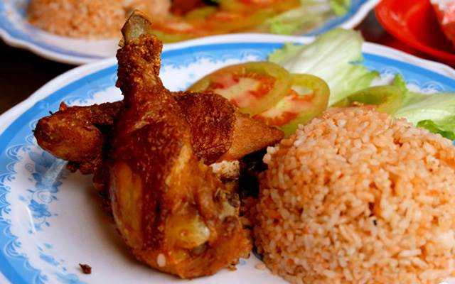 Ăn vặt Cơm Gà Xối Mỡ Quang Tâm