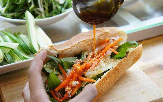 Ăn vặt Cười Lên Cái Coi - Bánh Mì Heo Rừng Nướng - Hoa Sứ