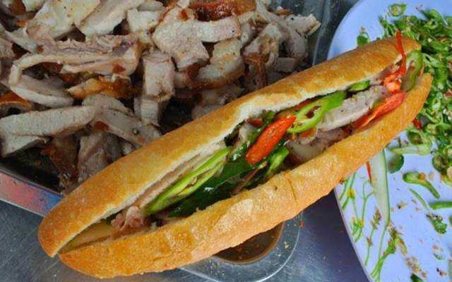 Ăn vặt Hòa Đạt - Bánh Mì Heo Quay