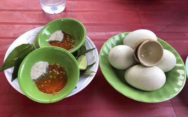 Ăn vặt Hột Vịt Lộn Úp Mề