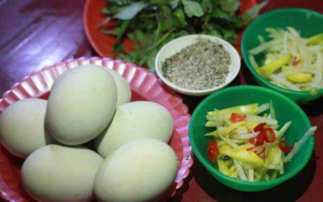 Ăn vặt Hột Vịt Lộn Vỉa Hè - Bạch Đằng