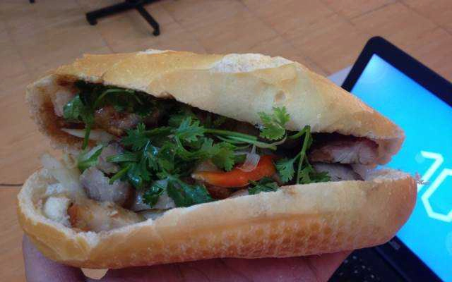 Ăn vặt Hương Phát - Bánh Mì Nóng Kẹp Chả Bò