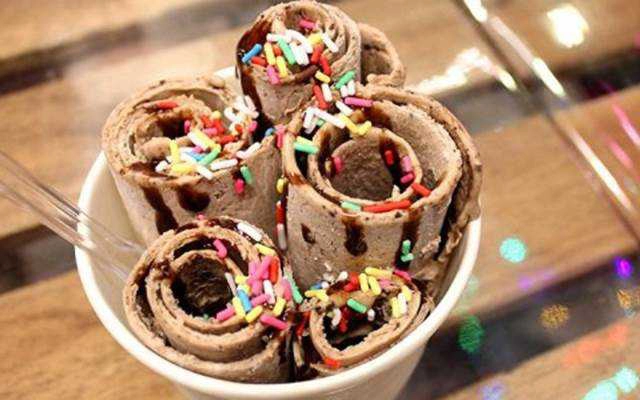 Ăn vặt Kem Cuộn Thái Lan - Tôn Đản