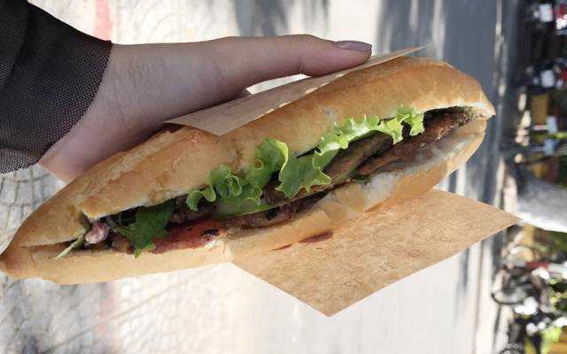 Ăn vặt Luxi - Bánh Mì Kẹp Thịt