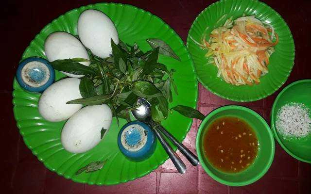 Ăn vặt Ngọc Lan - Trứng Vịt Lộn
