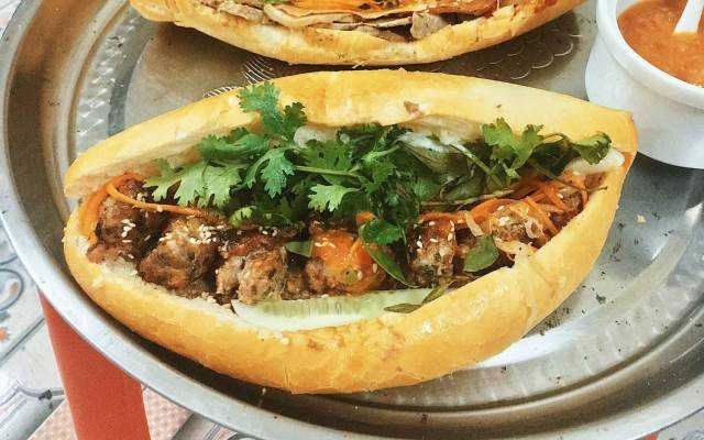 Ăn vặt Ngọc Thuốc C2 - Bánh Mì Kẹp Thịt