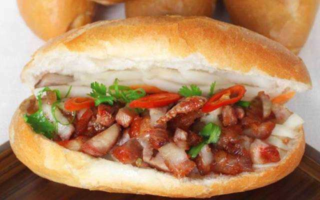 Ăn vặt Quán Tiền - Bánh Mì Heo Quay