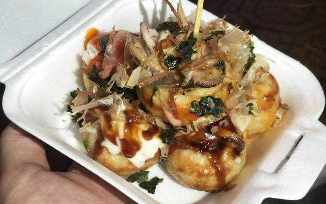 Ăn vặt Takoyaki Cổng Chào Thành Phố