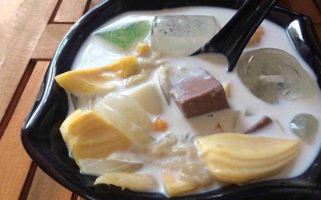 Ăn vặt Thủy Tít - Chè Sầu, Sữa Chua & Nước Giải Khát