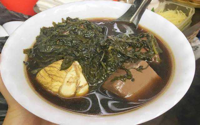 Ăn vặt Tiết Hầm Lá Ngải - Chợ Hôm