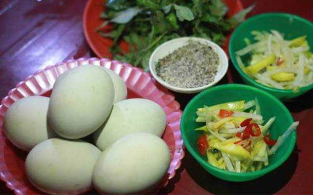 Ăn vặt Trứng Vịt Lộn - Bến Xe Buýt Hội An