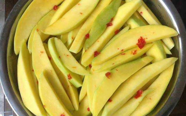 Ăn vặt Xoài Chấm Ruốc Bà Tám