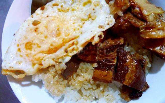 Ăn vặt Xôi Trứng Chả Thịt