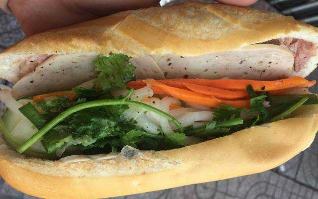 Ăn vặt Zin - Bánh Mì Thịt Nướng