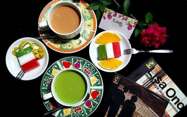 Au Petit Cafe