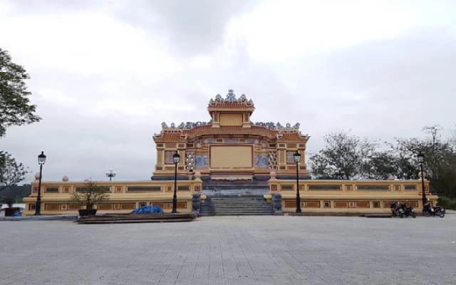 Bia Quốc Học Huế