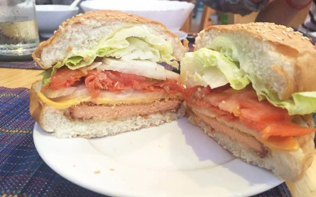 Quán Ăn Burger Cá Hồi Đỏ Canada
