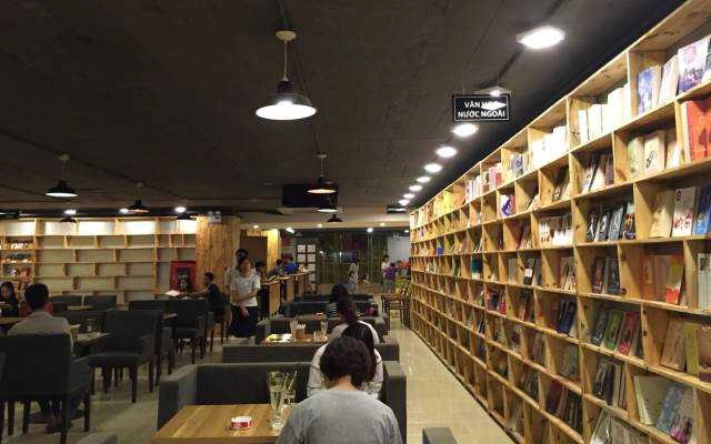 Cafe Sách Đông Tây - Lê Văn Thiêm