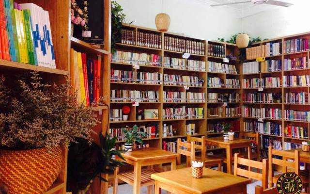 Cafe Sách Đông Tây - Nguyễn Chí Thanh