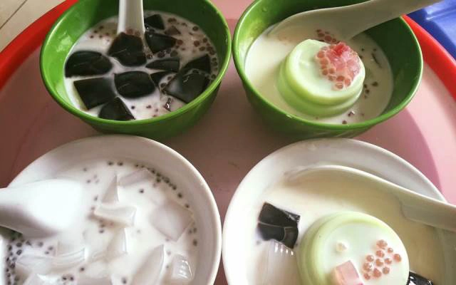 Quán Ăn Cỏ Ba Lá - Chè Đủ Món