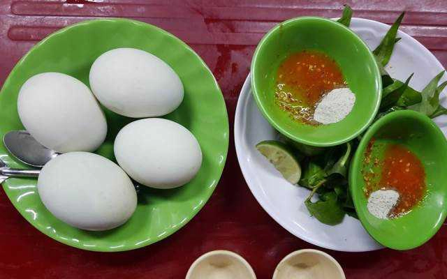 Cô Hồng - Hột Vịt Lộn & Ăn Vặt