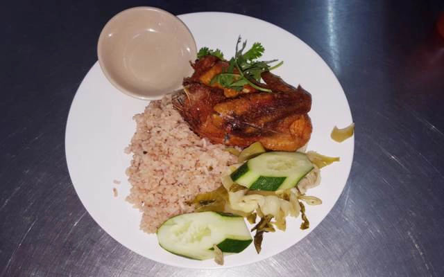 Quán Ăn Cơm Gà 93 - Cơm Gà Xối Mỡ & Cơm Chiên Dương Châu
