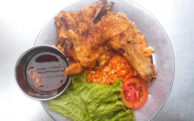 Quán Ăn Cơm Gà Xối Mỡ Ba Tô 2