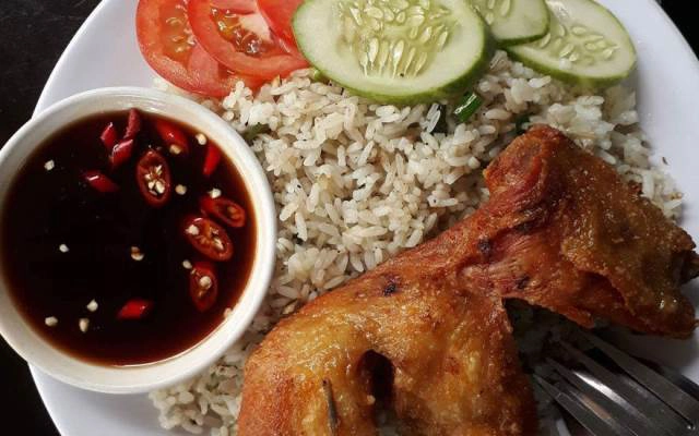 Quán Ăn Cơm Gà Xối Mỡ - Phạm Hùng