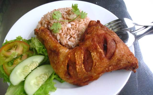 Quán Ăn Cơm Gà Xối Mỡ Sang Ký