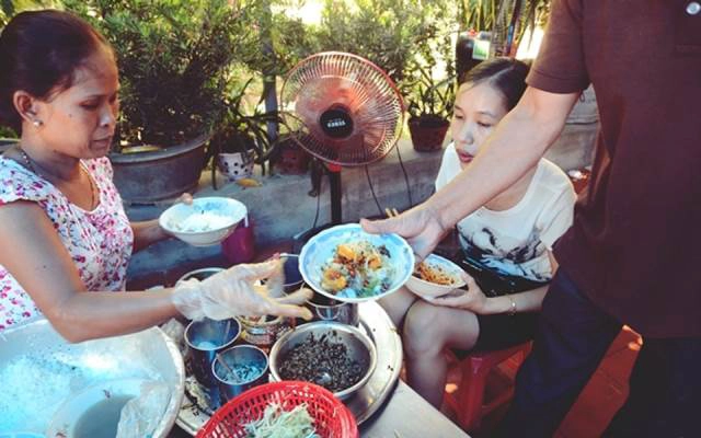 Quán Ăn Cơm Hến Bà Đen