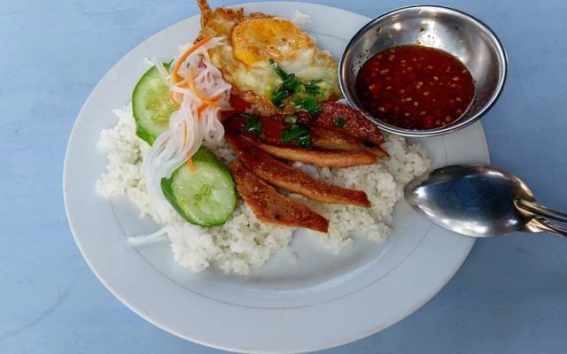 Quán Ăn Cơm Trưa Bình Dân - Kha Vạn Cân