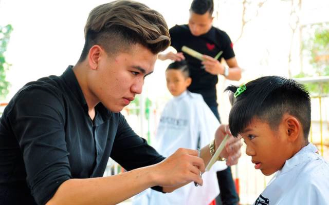 Hớt Tóc Hai Nhiều