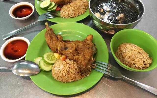 Quán Ăn Lão Hương Thân - Cơm Gà Xối Mỡ