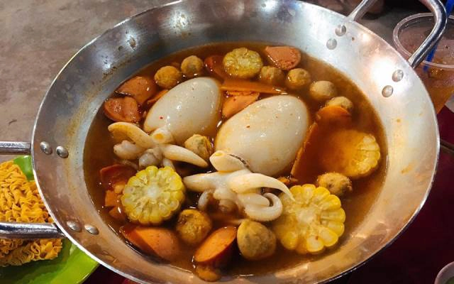 Quán Ăn Lẩu Mực Cay Khổng Lồ 169k