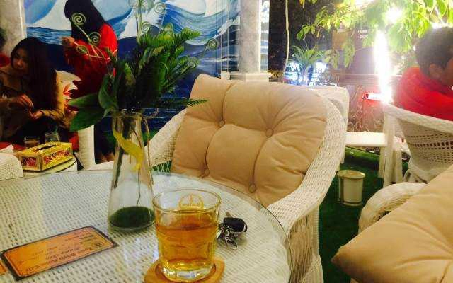 Louis Showroom Cafe