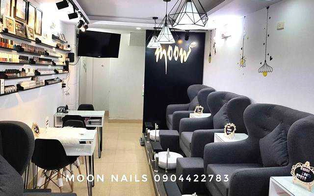 Moon Nails