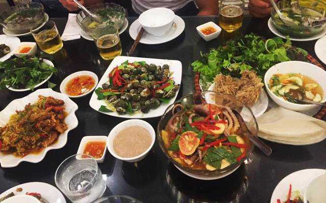 Nhà Hàng Hong Kong Restaurant - Cơm & Hải Sản Tươi Sống