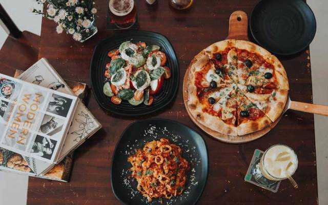 Nhà Hàng Sisters Tavern & Pizzeria