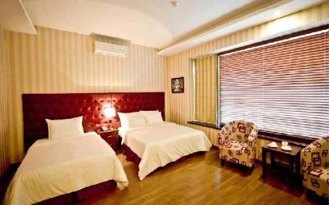 Night Hotel - Bùi Thị Xuân