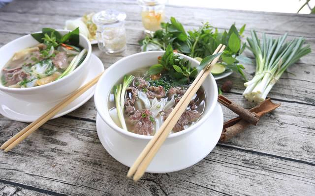Quán Ăn Phở Việt Nam - Bánh Phở Tráng Tại Quán